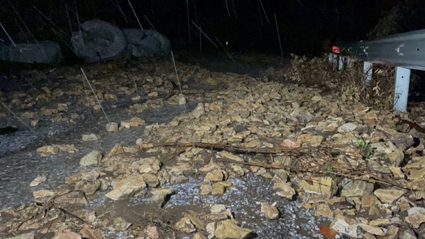 Foto - Bodrum'da sağanak nedeniyle evleri su bastı, kaya parçaları yolları kapattı
