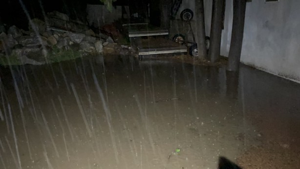 Foto - Bodrum'da sağanak nedeniyle evleri su bastı, kaya parçaları yolları kapattı