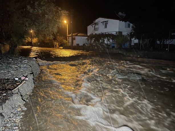 Foto - Bodrum'da sağanak nedeniyle evleri su bastı, kaya parçaları yolları kapattı