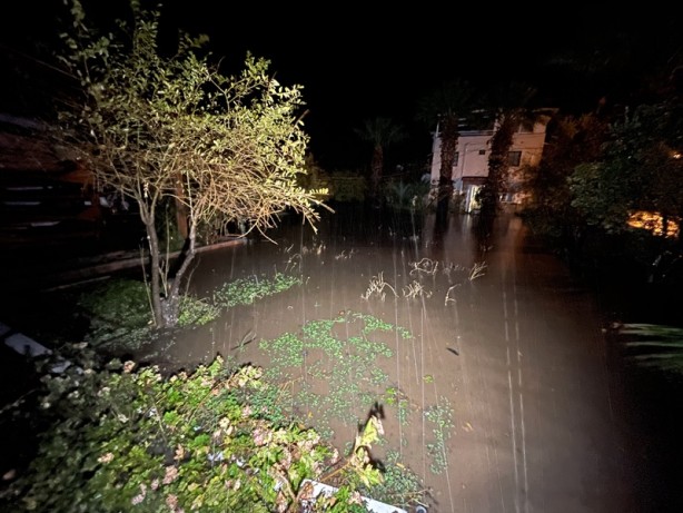 Foto - Bodrum'da sağanak nedeniyle evleri su bastı, kaya parçaları yolları kapattı