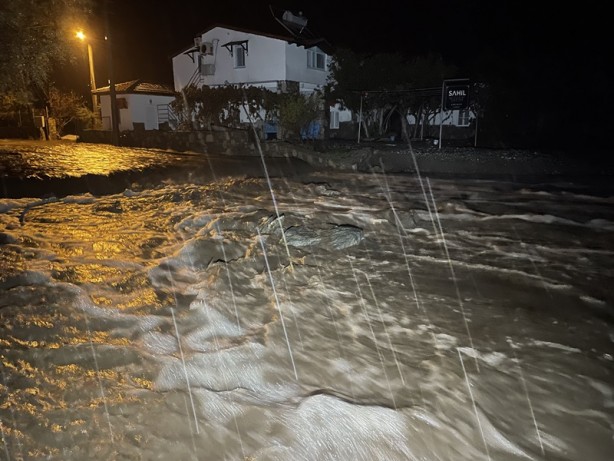 Foto - Bodrum'da sağanak nedeniyle evleri su bastı, kaya parçaları yolları kapattı