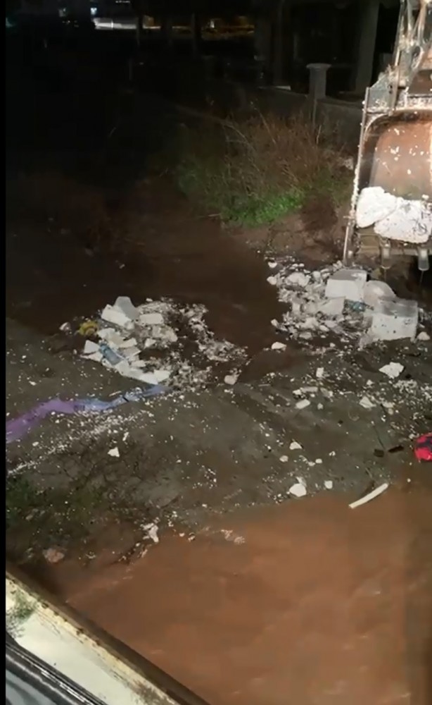 Foto - Bodrum'da sağanak nedeniyle evleri su bastı, kaya parçaları yolları kapattı