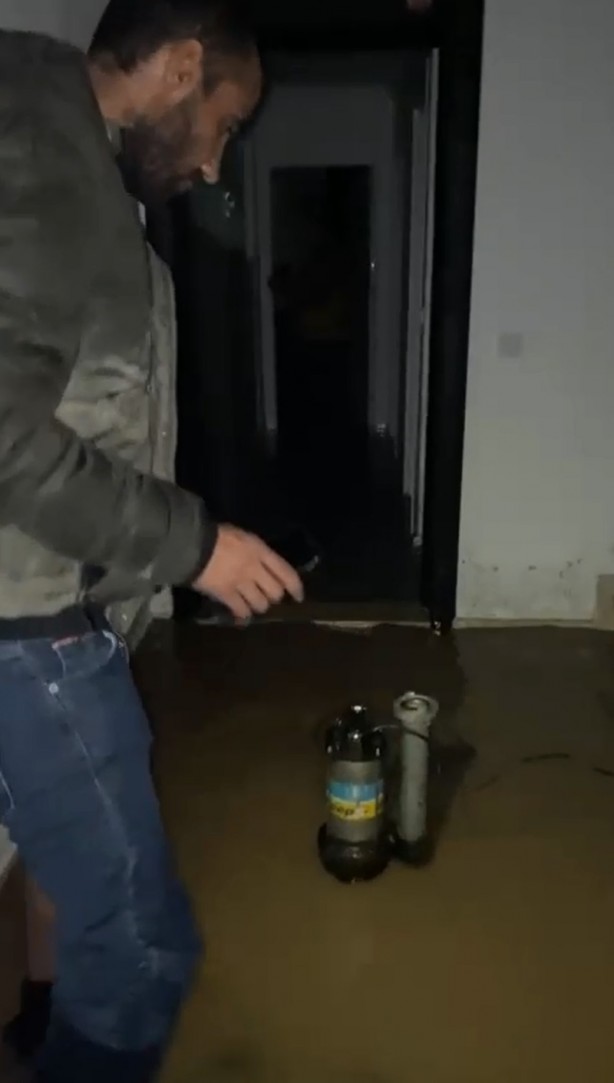Foto - Bodrum'da sağanak nedeniyle evleri su bastı, kaya parçaları yolları kapattı