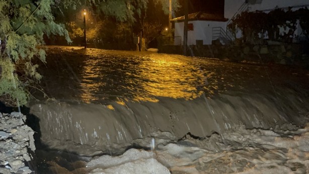 Foto - Bodrum'da sağanak nedeniyle evleri su bastı, kaya parçaları yolları kapattı