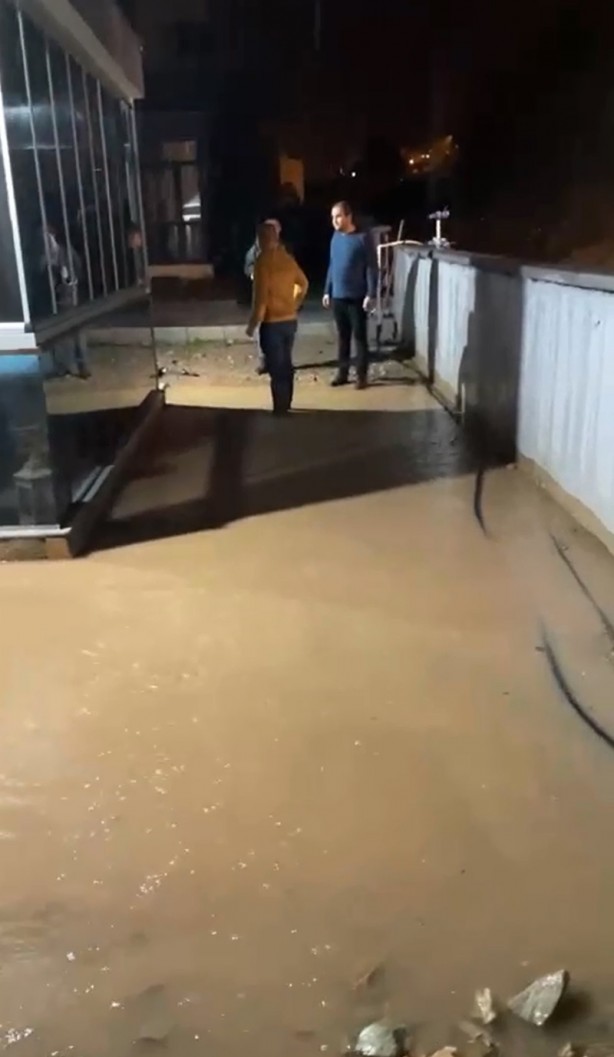 Foto - Bodrum'da sağanak nedeniyle evleri su bastı, kaya parçaları yolları kapattı