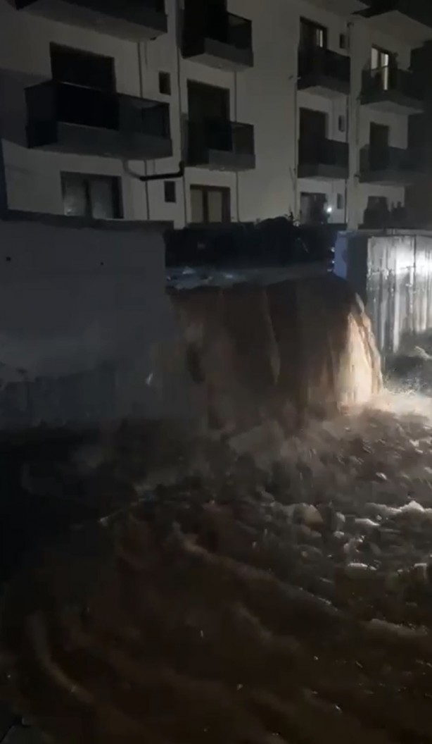 Foto - Bodrum'da sağanak nedeniyle evleri su bastı, kaya parçaları yolları kapattı