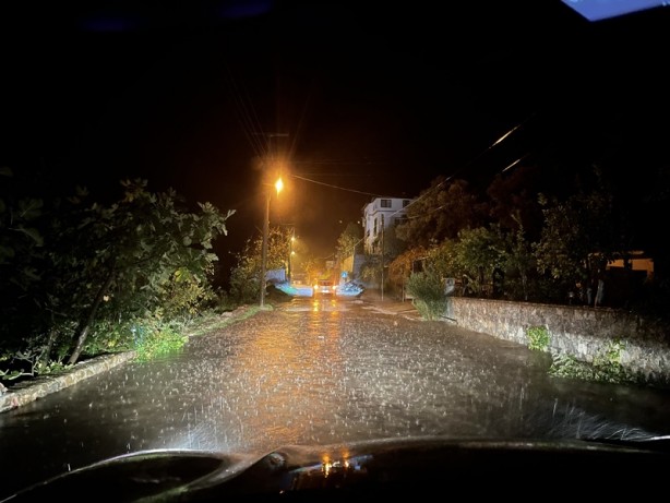 Foto - Bodrum'da sağanak nedeniyle evleri su bastı, kaya parçaları yolları kapattı