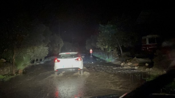 Foto - Bodrum'da sağanak nedeniyle evleri su bastı, kaya parçaları yolları kapattı