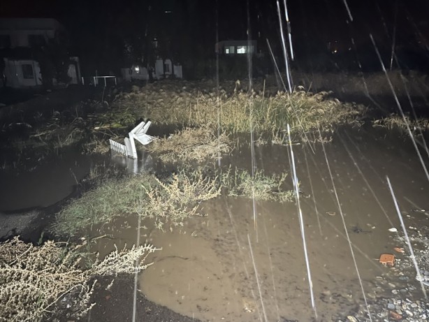 Foto - Bodrum'da sağanak nedeniyle evleri su bastı, kaya parçaları yolları kapattı
