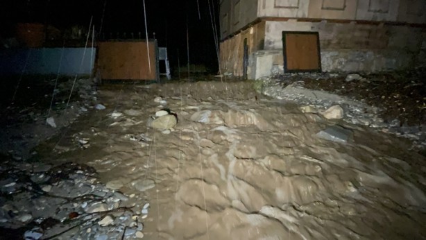 Foto - Bodrum'da sağanak nedeniyle evleri su bastı, kaya parçaları yolları kapattı