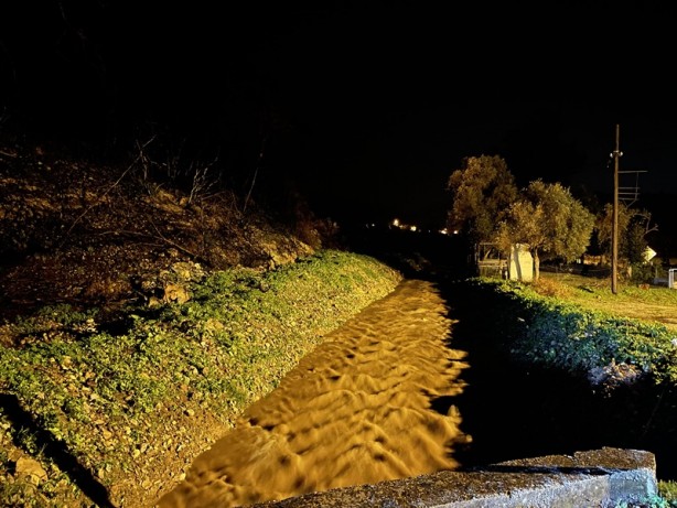 Foto - Bodrum'da sağanak nedeniyle evleri su bastı, kaya parçaları yolları kapattı