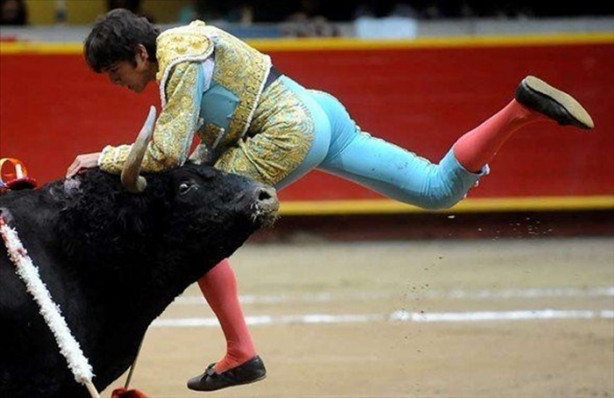 Foto - Boğa matadorun gözünü çıkardı!