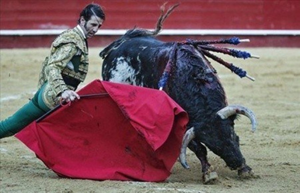 Boğa matadorun gözünü çıkardı!