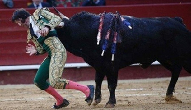 Foto - Boğa matadorun gözünü çıkardı!