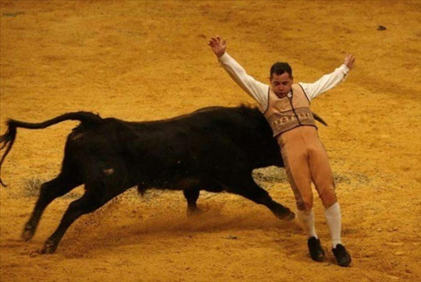Foto - Boğa matadorun gözünü çıkardı!