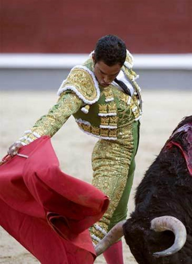 Foto - Boğa matadorun gözünü çıkardı!