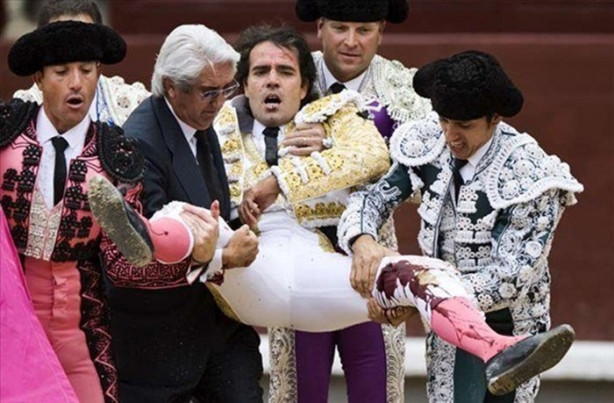 Foto - Boğa matadorun gözünü çıkardı!