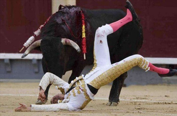 Foto - Boğa matadorun gözünü çıkardı!