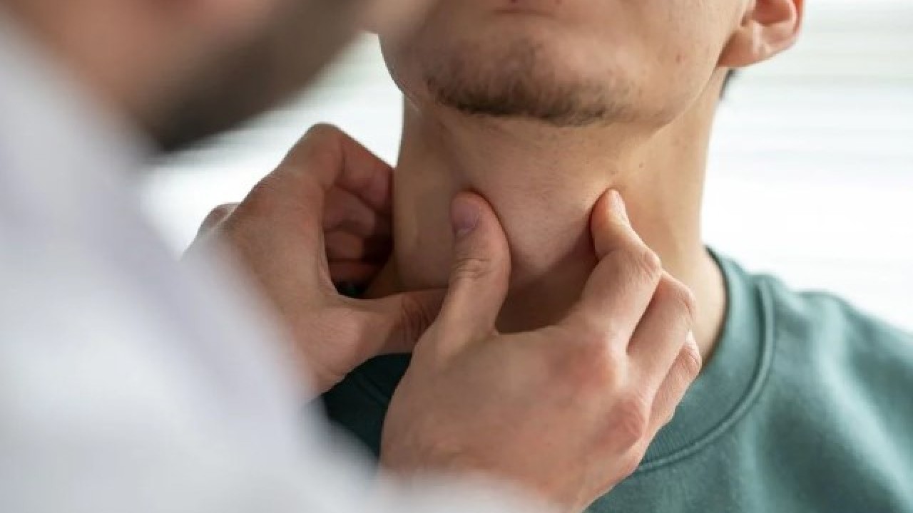 Boğaz ağrısı şikayetiyle hastaneye gitti! Bir gün sonra hayatını kaybetti