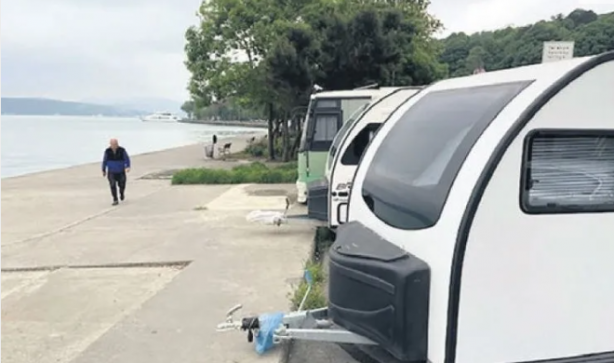Foto - Boğaz'a sahip çıkacak belediye yok mu? Yeni moda tekerlekli yalı karavanlar...