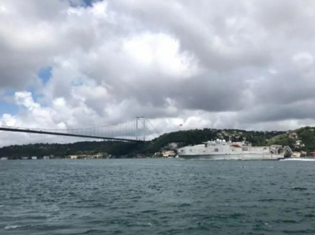 Boğaz'dan geçen ABD savaş gemisinde dikkat çeken görüntü!