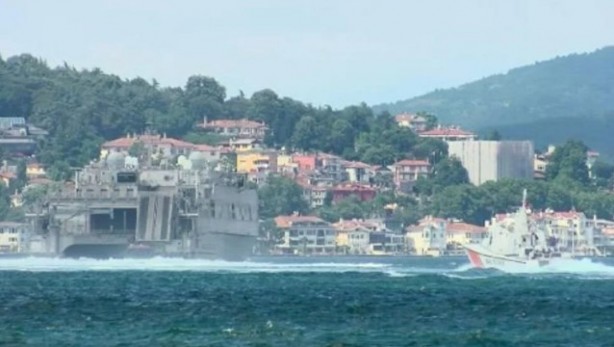 Foto - Boğaz'dan geçen ABD savaş gemisinde dikkat çeken görüntü!