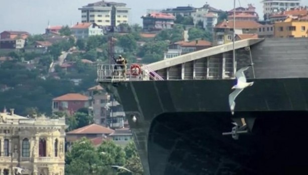 Foto - Boğaz'dan geçen ABD savaş gemisinde dikkat çeken görüntü!
