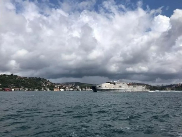 Foto - Boğaz'dan geçen ABD savaş gemisinde dikkat çeken görüntü!