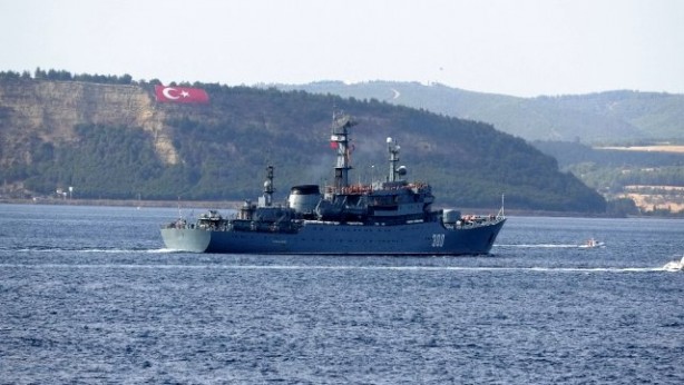 Boğaz'dan geçen Rus savaş gemisinde büyük rezillik!