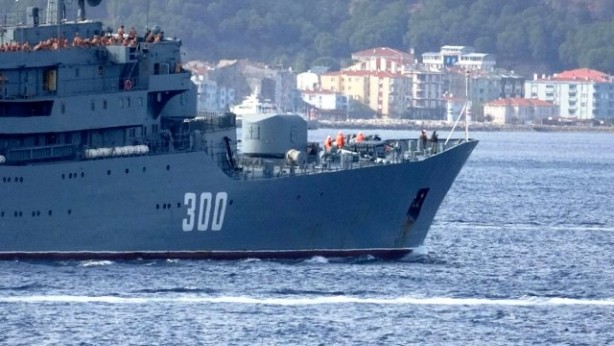 Foto - Boğaz'dan geçen Rus savaş gemisinde büyük rezillik!