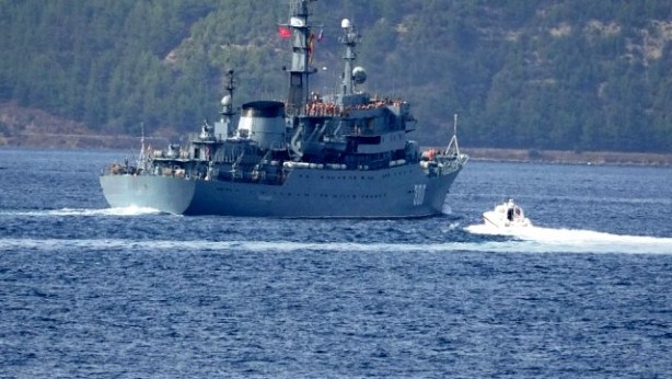 Foto - Boğaz'dan geçen Rus savaş gemisinde büyük rezillik!