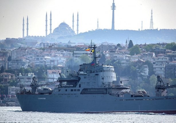 Boğaz'dan geçen Rus savaş gemisinde dikkat çeken detay