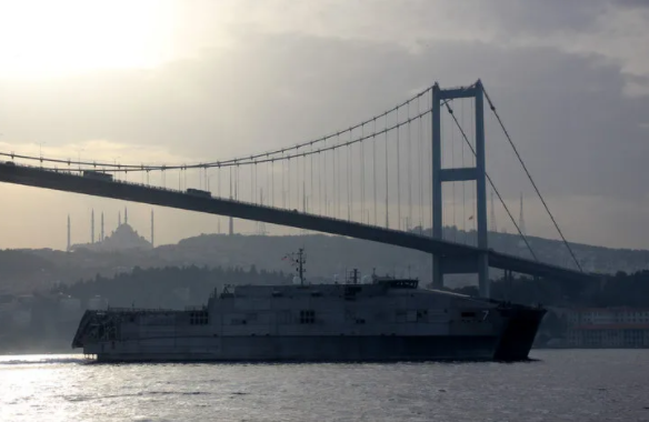 Boğaz'dan geçti! Güvertede dikkat çelen detay