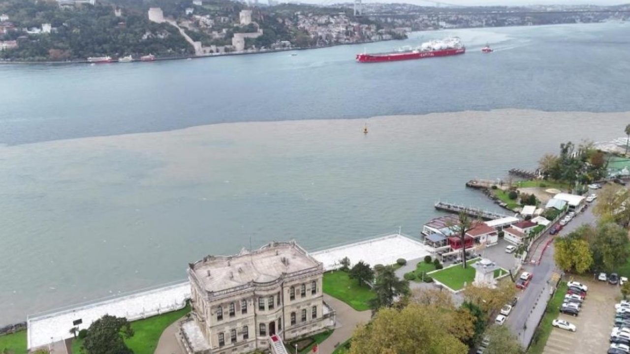 Boğazın rengi değişti! İstanbul Boğazı çamurla kaplandı