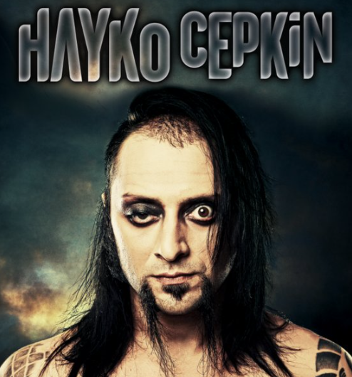 Foto - Böğüren sanatçı! Hayko Cepkin: "Zıplamakla olmuyor, fazlasını yapmak gerek" Etek giyerek çağdaşlık(!) dersi verdi