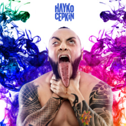 Foto - Böğüren sanatçı! Hayko Cepkin: "Zıplamakla olmuyor, fazlasını yapmak gerek" Etek giyerek çağdaşlık(!) dersi verdi