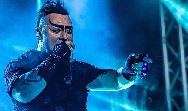 Foto - Böğüren sanatçı! Hayko Cepkin: "Zıplamakla olmuyor, fazlasını yapmak gerek" Etek giyerek çağdaşlık(!) dersi verdi