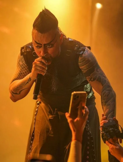 Böğüren sanatçı! Hayko Cepkin: "Zıplamakla olmuyor, fazlasını yapmak gerek" Etek giyerek çağdaşlık(!) dersi verdi