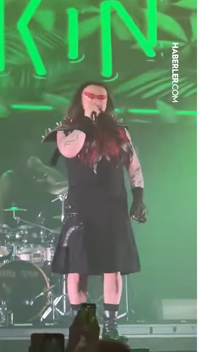 Foto - Böğüren sanatçı! Hayko Cepkin: "Zıplamakla olmuyor, fazlasını yapmak gerek" Etek giyerek çağdaşlık(!) dersi verdi