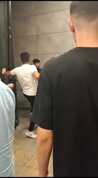 Foto - Boks maçını aratmadı... 