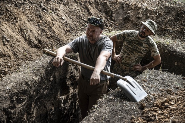 Foto - Bölgede hareketlilik! Rus askerlerine karşı siper kazıyorlar