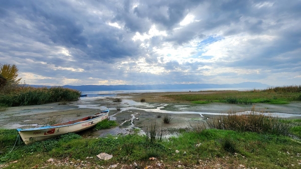 Bölgede korkutan görüntü... Tekneler karaya oturdu
