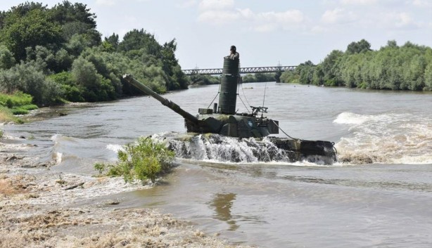 Foto - Bölgede sıcak gelişme! Türkiye'ye saldırmak için kritik nehri tanklarla, helikopterlerle geçtiler