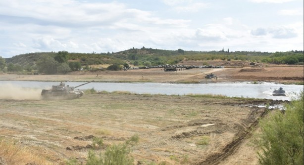 Foto - Bölgede sıcak gelişme! Türkiye'ye saldırmak için kritik nehri tanklarla, helikopterlerle geçtiler