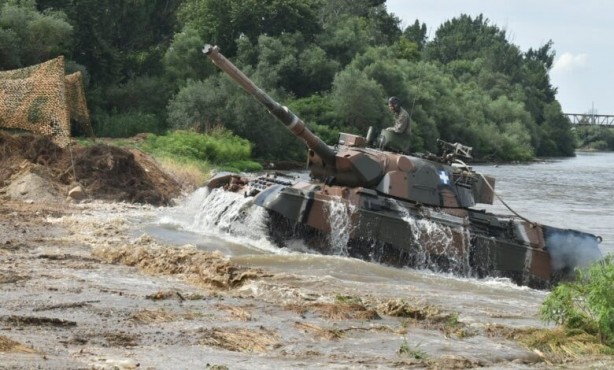 Foto - Bölgede sıcak gelişme! Türkiye'ye saldırmak için kritik nehri tanklarla, helikopterlerle geçtiler
