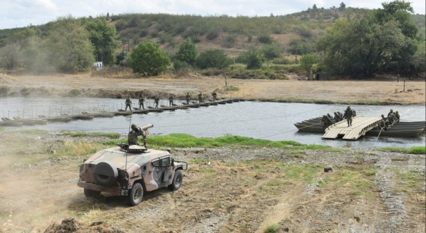 Foto - Bölgede sıcak gelişme! Türkiye'ye saldırmak için kritik nehri tanklarla, helikopterlerle geçtiler