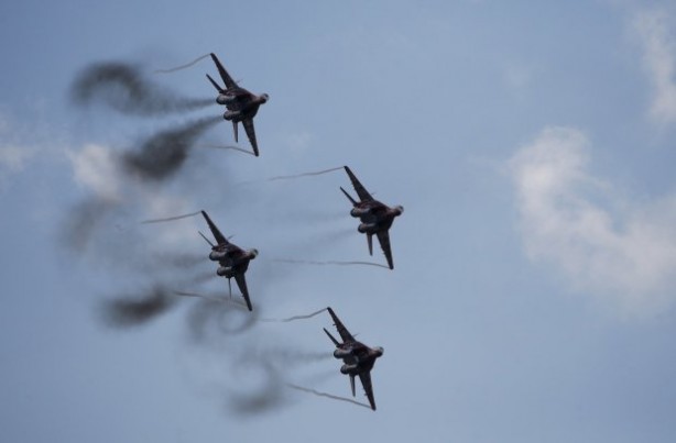 Bölgeden fotoğraflar geldi! Rusya, füzeyi ateşledi... Savaş uçakları havalandı