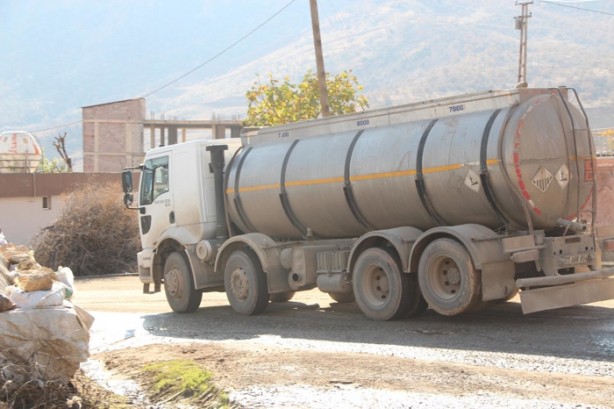Foto - Bölgeden petrol fışkırıyor! Herkes şaşkın, tankerlerin biri gidip biri geliyor