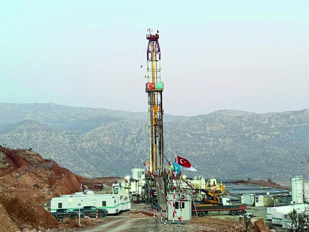 Foto - Bölgeden petrol fışkırıyor! Resmi duyuru geldi: 3130 metreye inilecek