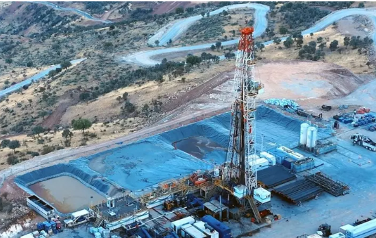 Foto - Bölgeden petrol fışkırıyor! Resmi duyuru geldi: 3130 metreye inilecek